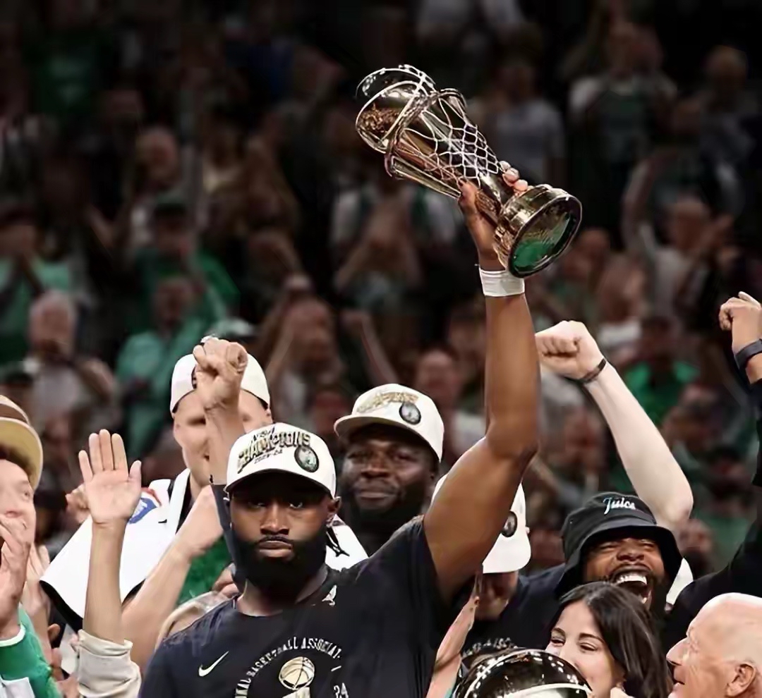 Leisu-包含波士顿凯尔特人训练开放日，加时末段再遭质疑引欢呼，欧联在即，资深球员宣示担当的词条