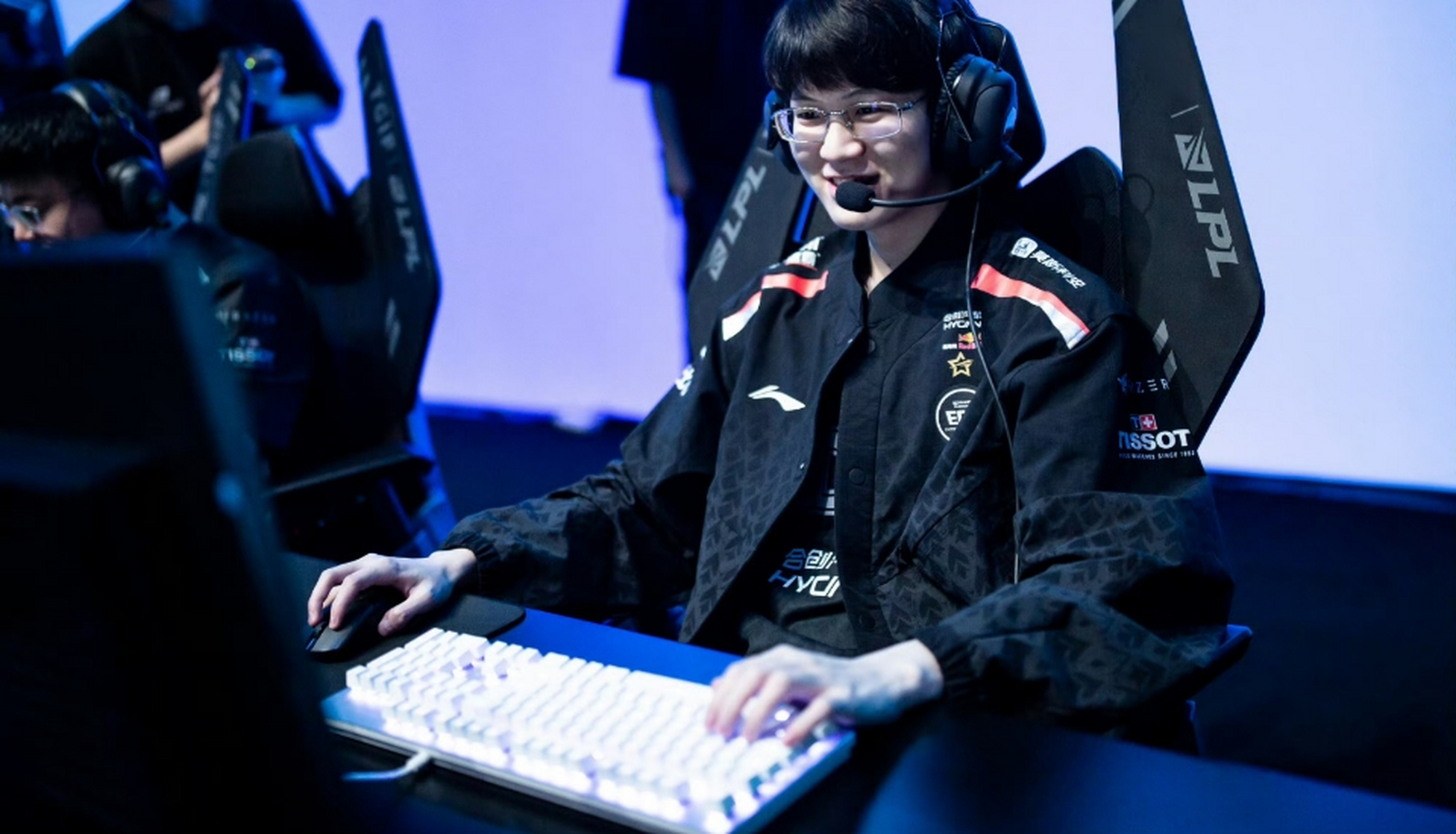 雷速-Doinb回归赛场，精彩发挥首场状态亮眼，RNG观众沸腾！的简单介绍